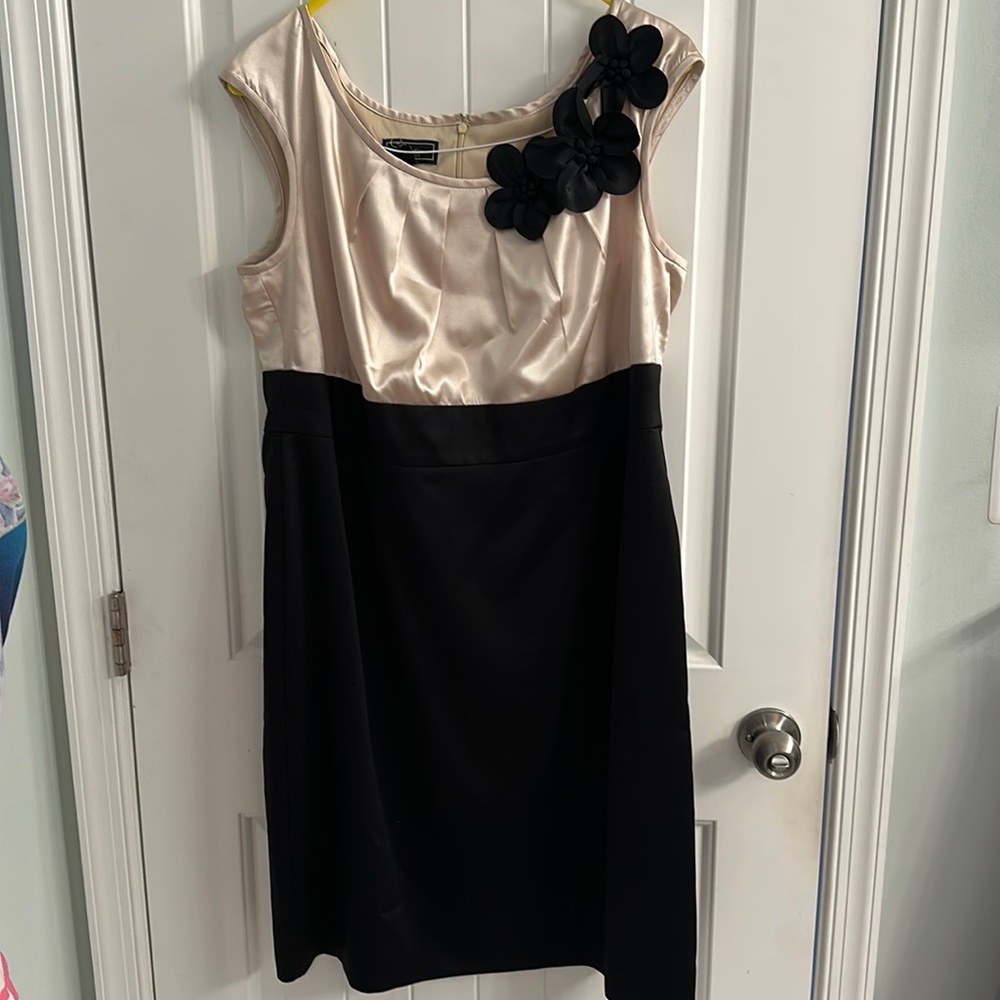 Women’s dress, so stunning on! Freshly dry cleaned